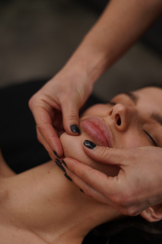 Моделюючий масаж обличчя